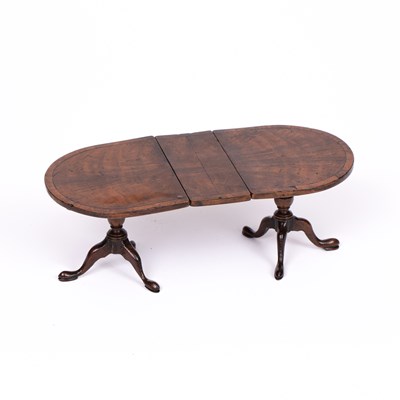 Lot 638 - A fine quality dolls' house twin-pedestal dining table