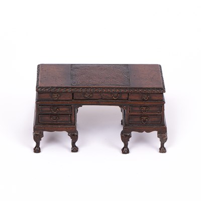 Lot 639 - A fine quality dolls' house desk