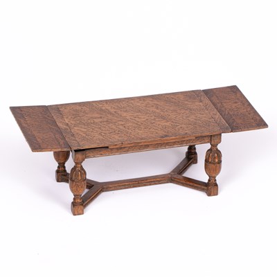 Lot 640 - A fine quality dolls' house refectory table