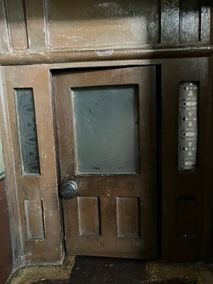 Lot 141 - Number 88: A good dolls' house