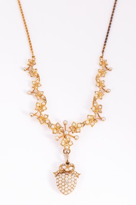 Lot 110 - An Edwardian yellow metal and seed pearl pendant necklace