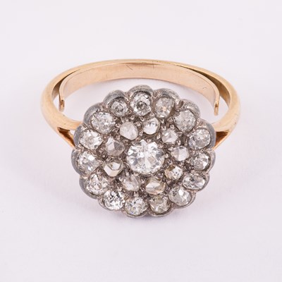 Lot 53 - A Victorian diamond circular cluster ring