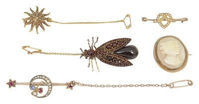 Lot 633 - A group of yellow metal gem set brooches