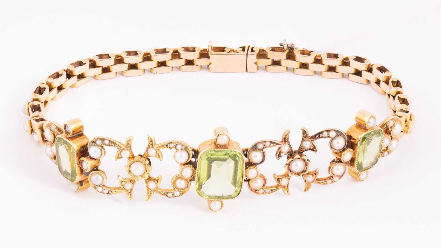 Lot 106 - An Edwardian peridot and seed pearl bracelet