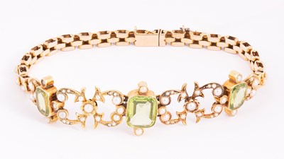 Lot 106 - An Edwardian peridot and seed pearl bracelet