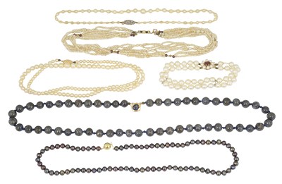 Lot 640 - A collection of pearl necklaces