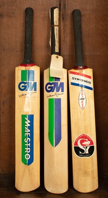 Lot 30 - A Gunn & Moore ‘The County’ cricket bat