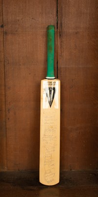 Lot 33 - A Duncan Fearnley cricket bat signed by members of the 1992 England and Pakistan cricket teams