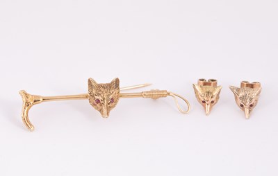 Lot 8 - Hunting interest - A yellow metal bar brooch in the form of a riding crop and foxes head