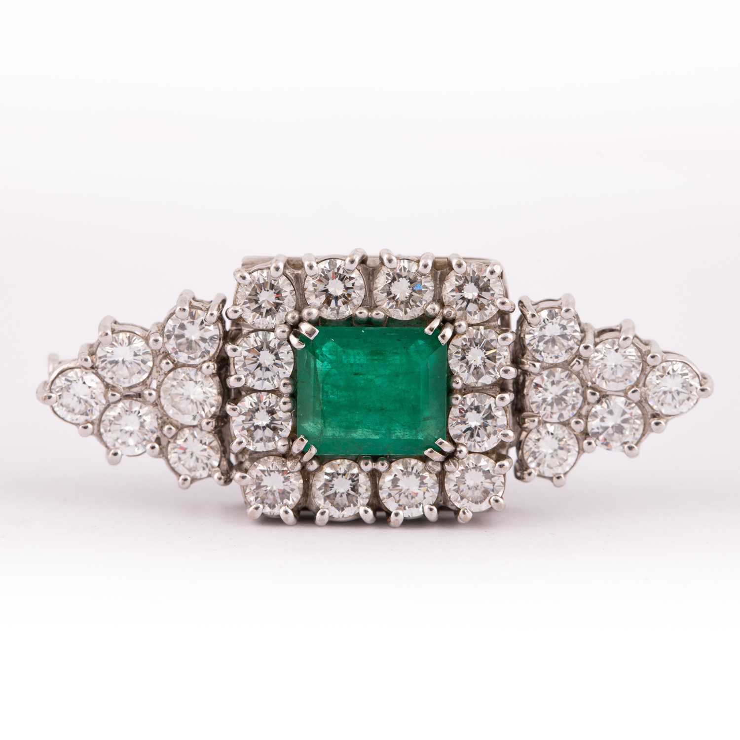 Lot 9 - An emerald and diamond convertible brooch