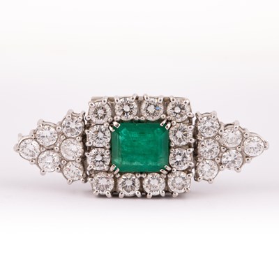 Lot 9 - An emerald and diamond convertible brooch