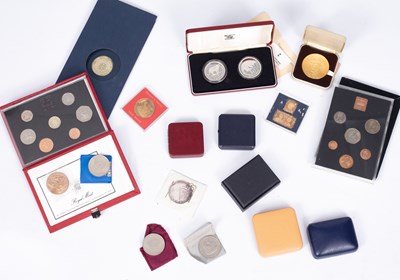 Lot 705 - A collection of commemorative coins