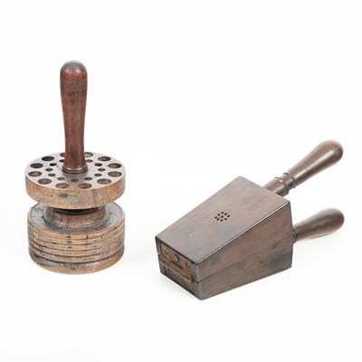 Lot 873 - A 19th Century treen lemon squeezer