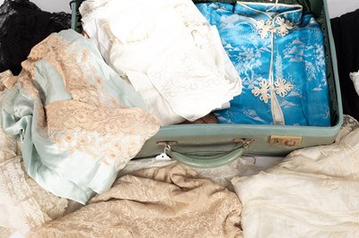 Lot 916 - Various textile items