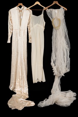 Lot 917 - A 1930s cream satin wedding dress