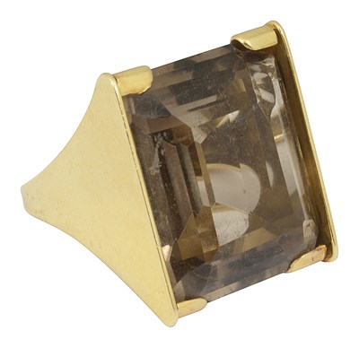Lot 650 - A yellow metal smoky quartz cocktail ring