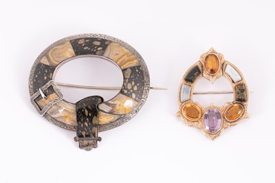Lot 56 - A Scottish polished pebble garter brooch