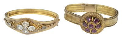 Lot 654 - An Edwardian yellow metal hinged bangle