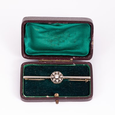 Lot 111 - An Edwardian diamond set bar brooch
