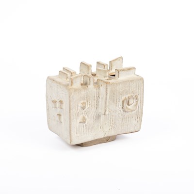 Lot 421 - An earthenware vessel