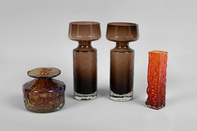 Lot 96 - A pair Riihimaen Lasi dark amber glass Safari vases by Tamara Aladin