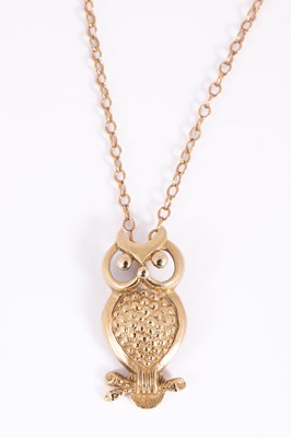 Lot 102 - A 9ct gold owl pendant