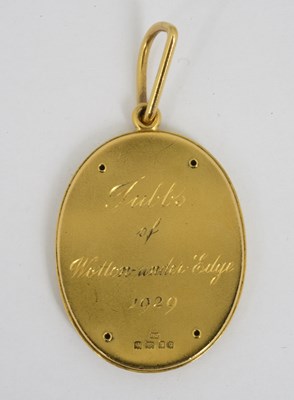 Lot 701 - A 22ct gold and enamel Baronets badge