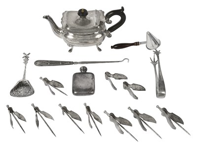 Lot 582 - An Edwardian bachelors silver teapot