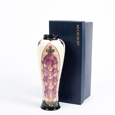 Lot 181 - A Moorcroft foxglove pattern vase