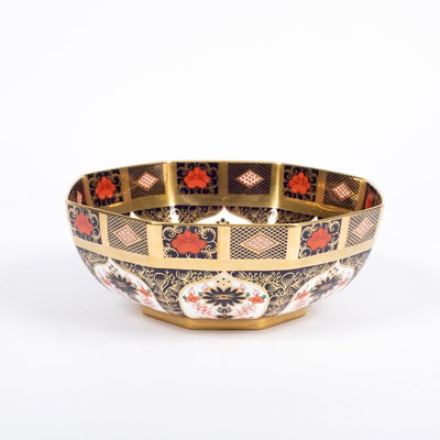 Lot 187 - A Royal Crown Derby bowl