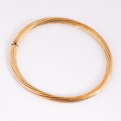 Lot 109 - A yellow metal hinged bangle