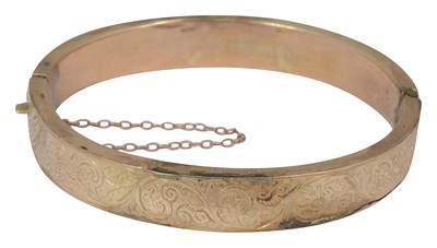 Lot 675 - A 9ct gold hinged bangle