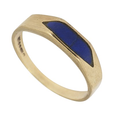 Lot 662 - A 9ct yellow gold and lapis ring