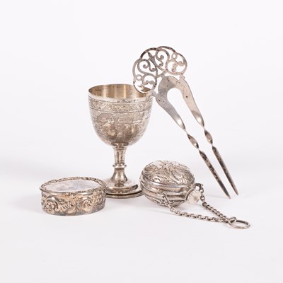 Lot 73 - A small silver trinket box