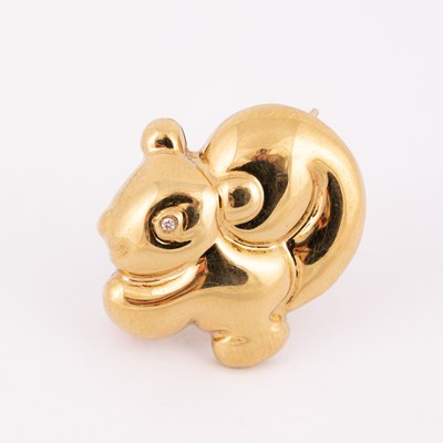 Lot 52 - An 18ct yellow gold squirrel brooch