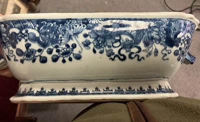 Lot 29 - A Chinese export blue and white tureen and cover
