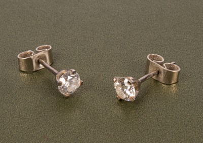 Lot 89 - A pair of 18ct white gold diamond stud earrings